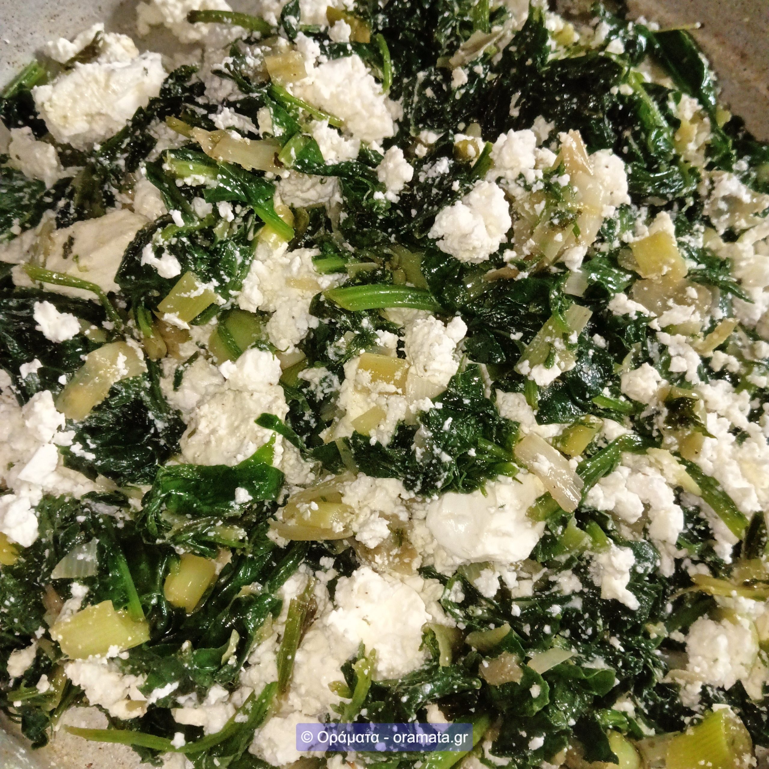 ola_mazi_ta_ulika_gia_mia_geustiki_spanakopita_me_filo_tragano_kai_feta