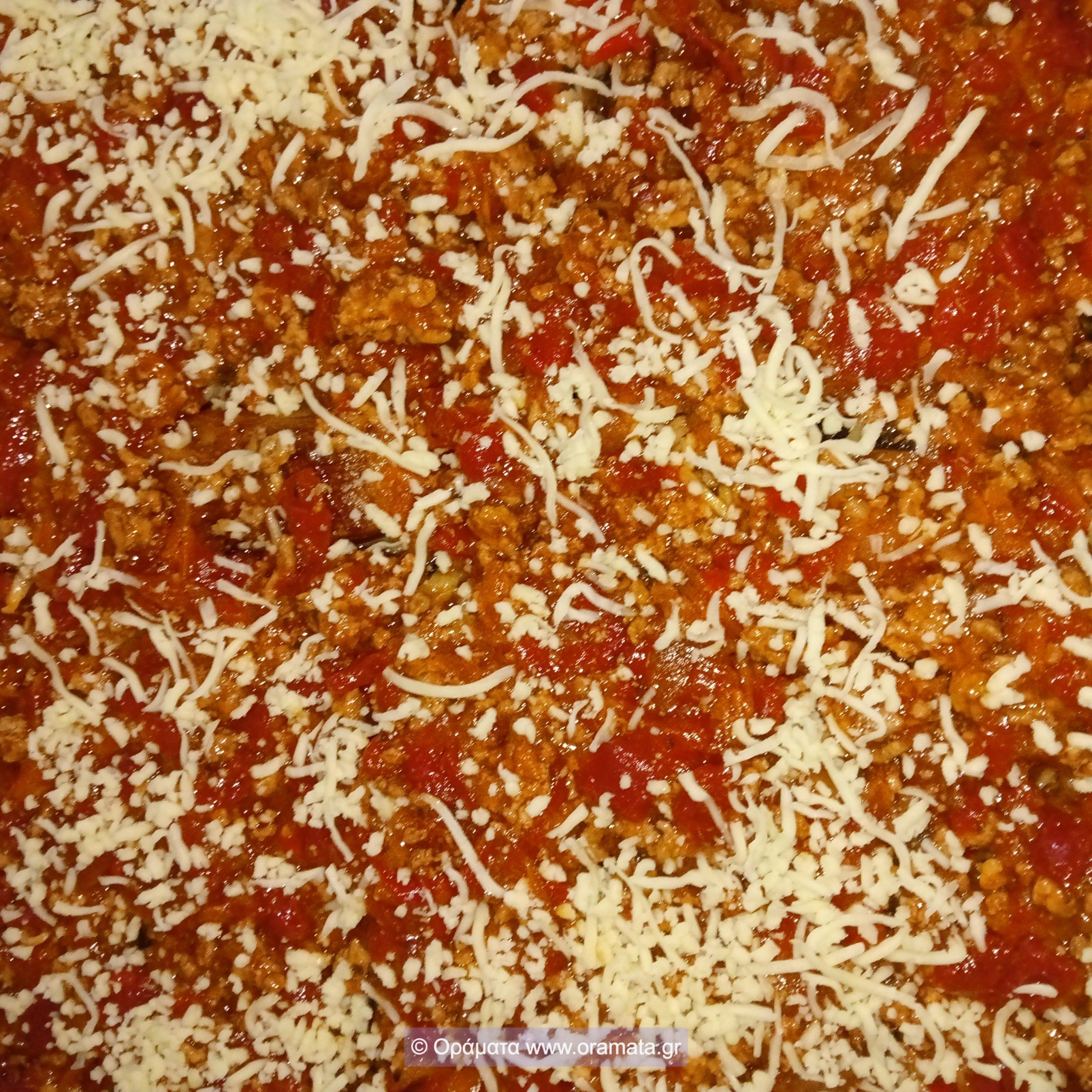 rixontas_to_turi_pano_sto_kima_gia_na_ftiaksoume_mousaka_tis_kurias_aristeas